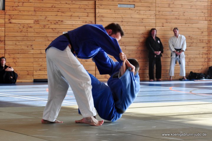 110417_budo-benefiz-gala_102_judo_yokotomoenage_zeitlupe