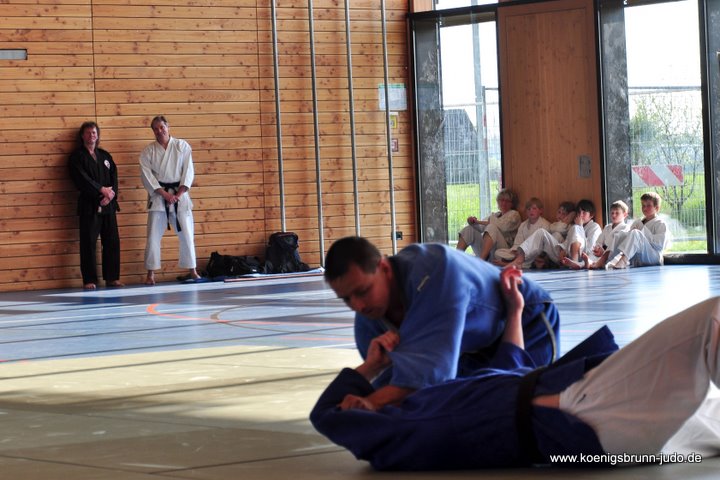 110417_budo-benefiz-gala_108_judo_yokotomoenage_zeitlupe