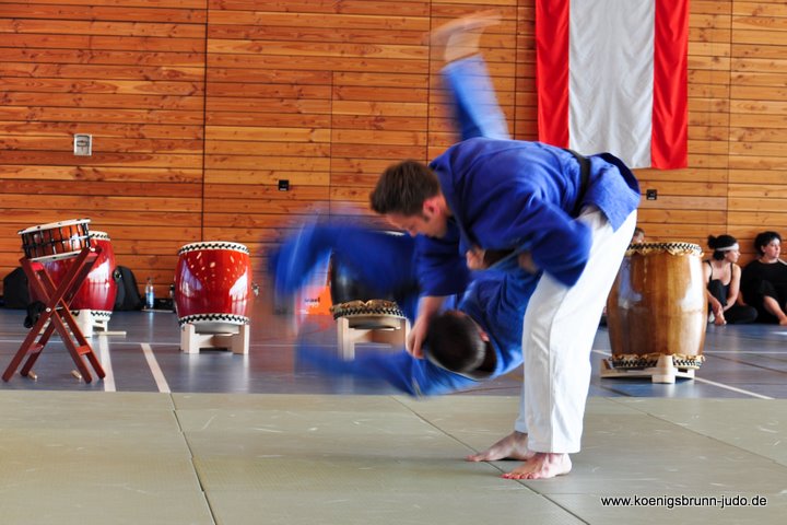 110417_budo-benefiz-gala_127_judo_tsurikomigoshi